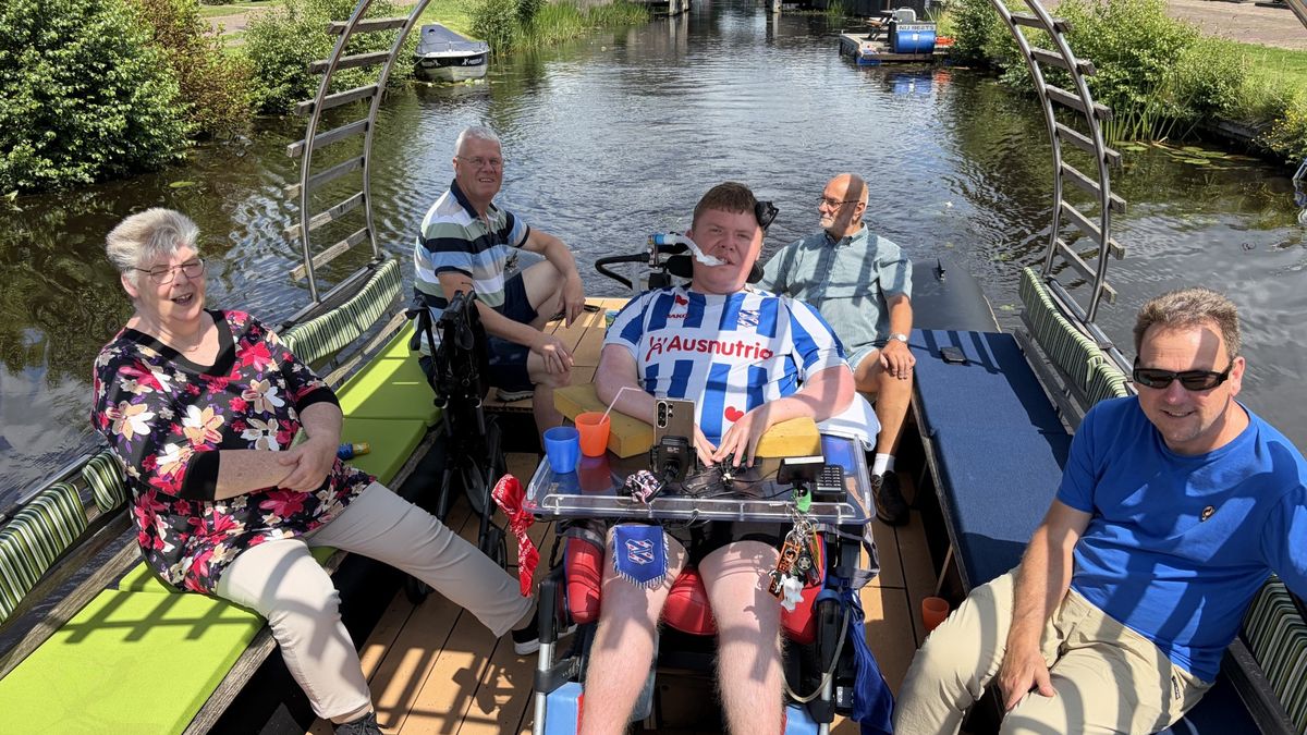 Ook al heeft Gerlof (23) een beperking, hij kan in Nij Beets te varen: 