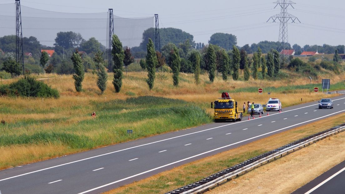Je ziet een van de twee auto's, de andere auto is tussen het riet verdwenen