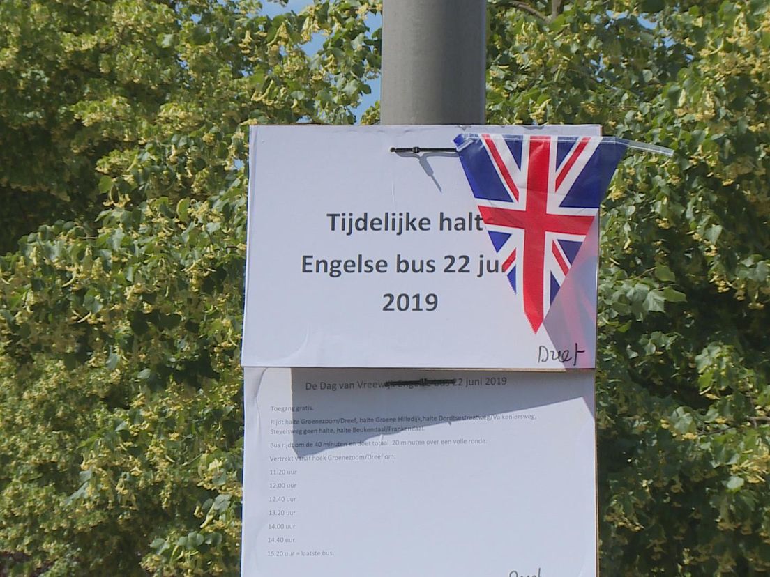 De bushalte van de Engelse bus.