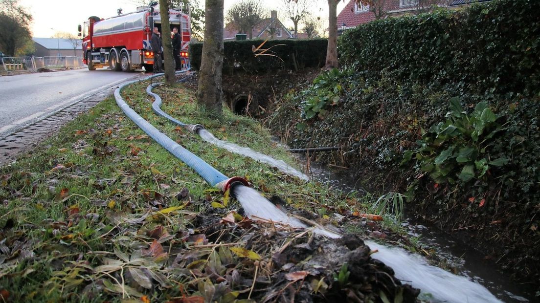 Pech voor brandweer; 16.000 liter water in de sloot