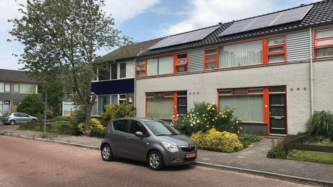 Rijtjeswoningen in Gieten waar de huurhuizen wel zijn verduurzaamd maar de koophuizen niet (Rechten: RTV Drenthe/Serge Vinkenvleugel)