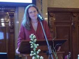 Burgemeester Carola Schouten maakte opkomstpercentage bekend in de Burgerzaal van het stadhuis.