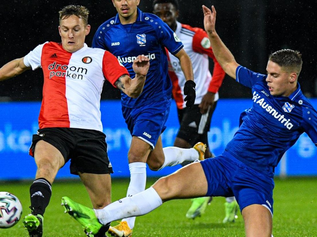 Jens Toornstra in duel met Joey Veerman tijdens Feyenoord-Heerenveen. (VK Sportphoto - Yannick Verhoeven)