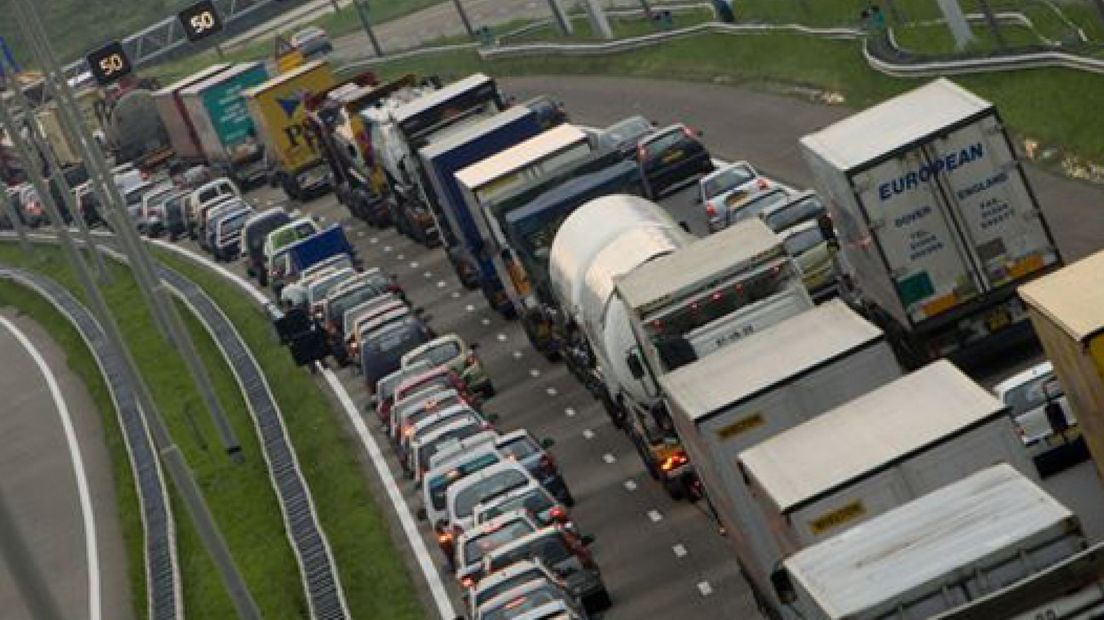 Bakstenen zorgen voor file op A12 bij Oosterbeek