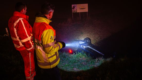 Auto rijdt sloot in, vermoedelijk door dichte mist