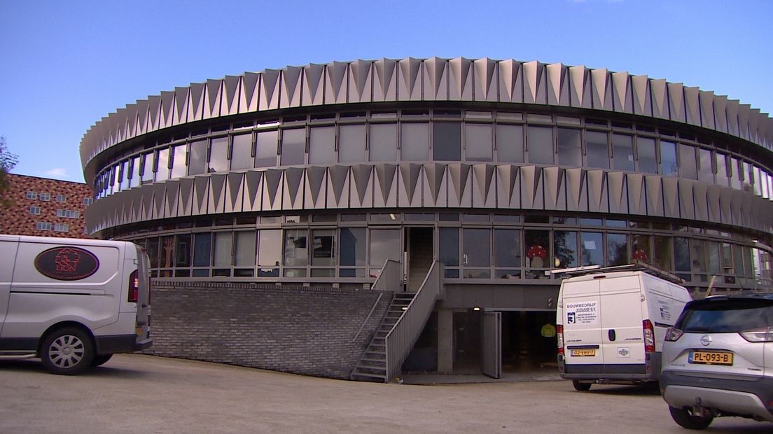 De vloer bij De Combinatie in Vlissingen wordt getest met water