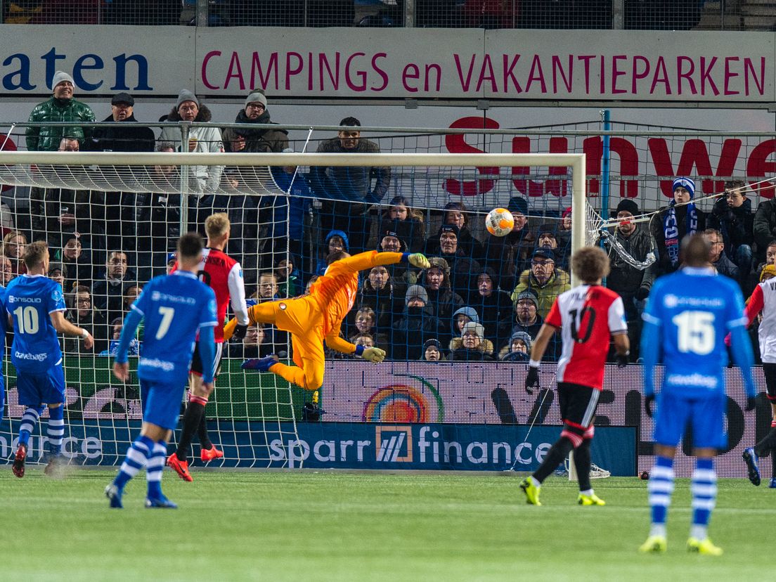 Het openingsdoelpunt van PEC Zwolle; Feyenoord-doelman Justin Bijlow is kansloos (VK Sportphoto - Yannick Verhoeven)