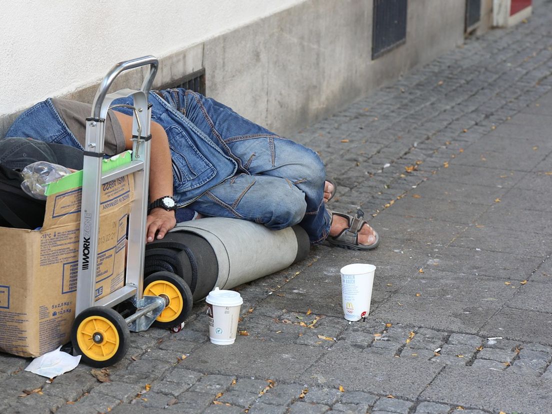 Daklozen zwerven met de hitte veel over straat zonder dat ze voldoende drinken hebben