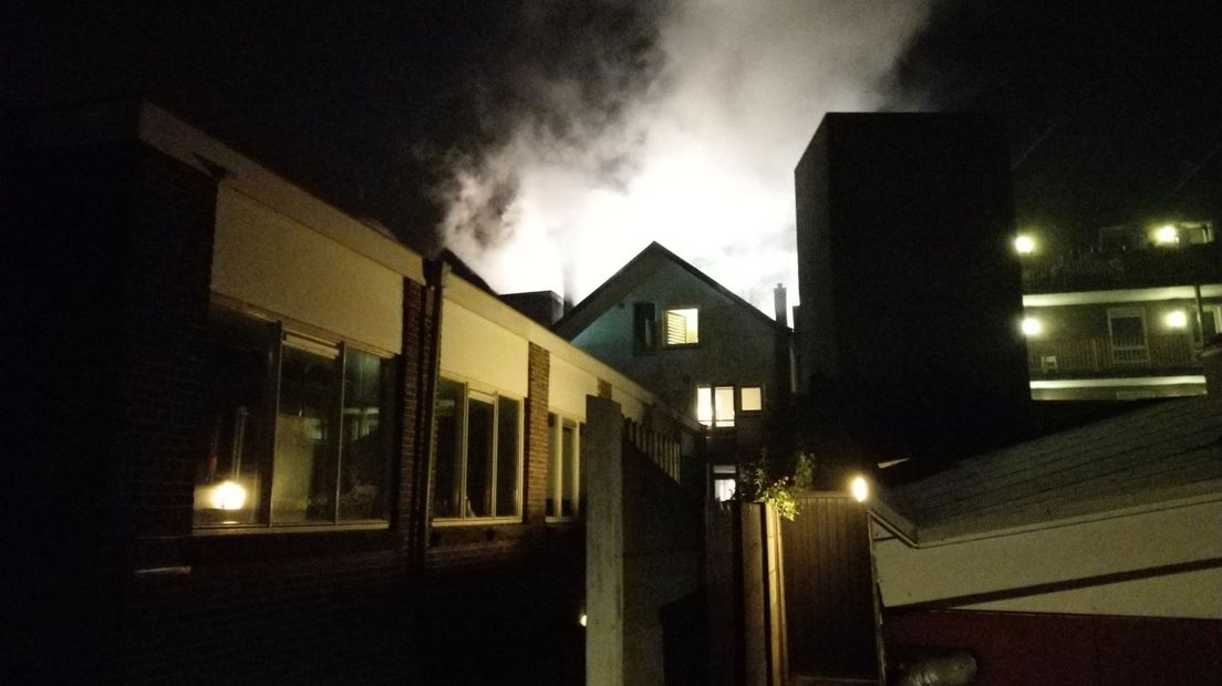 In een huis aan de Graaf Ottosingel in Zutphen heeft afgelopen nacht een grote uitslaande brand gewoed. Er zijn geen gewonden, wel zijn zes bewoners van omliggende panden gecontroleerd door ambulancepersoneel.