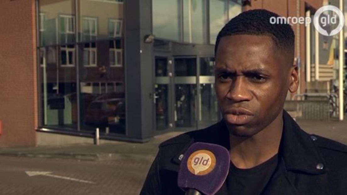 Voetballer Pernelly Biya van hoofdklasser VVOG uit Harderwijk heeft maandag aangifte gedaan van racisme. Tijdens het uitduel met Harkemase Boys maakte zaterdag iemand apengeluiden naar hem.