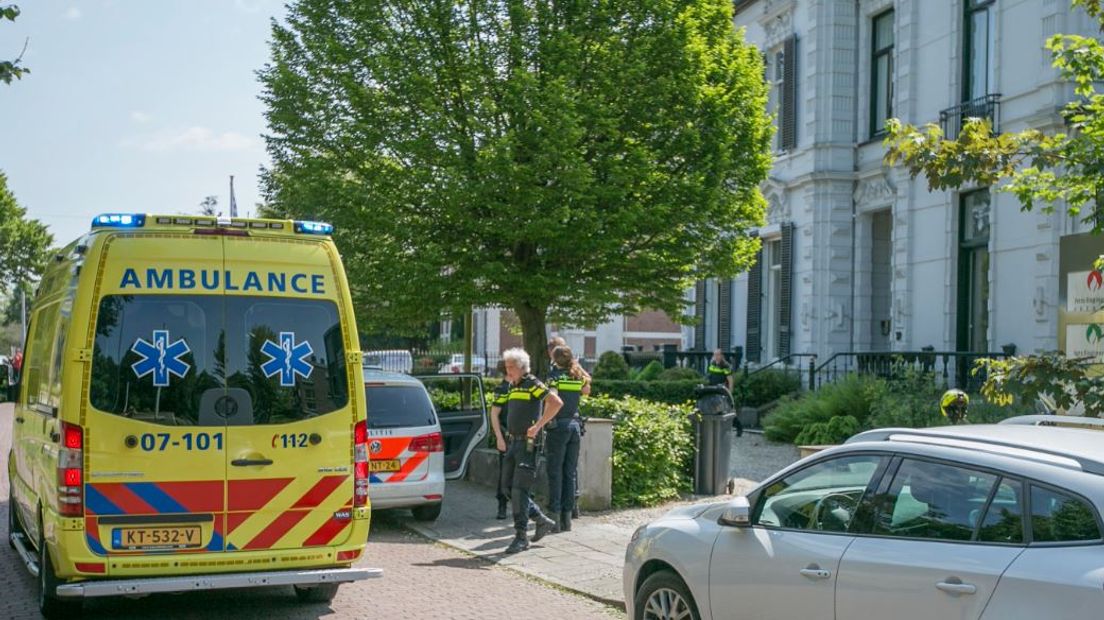 Op de Arnhemsestraatweg in Velp is een peuter ernstig gewond geraakt na een val van een balkon.
