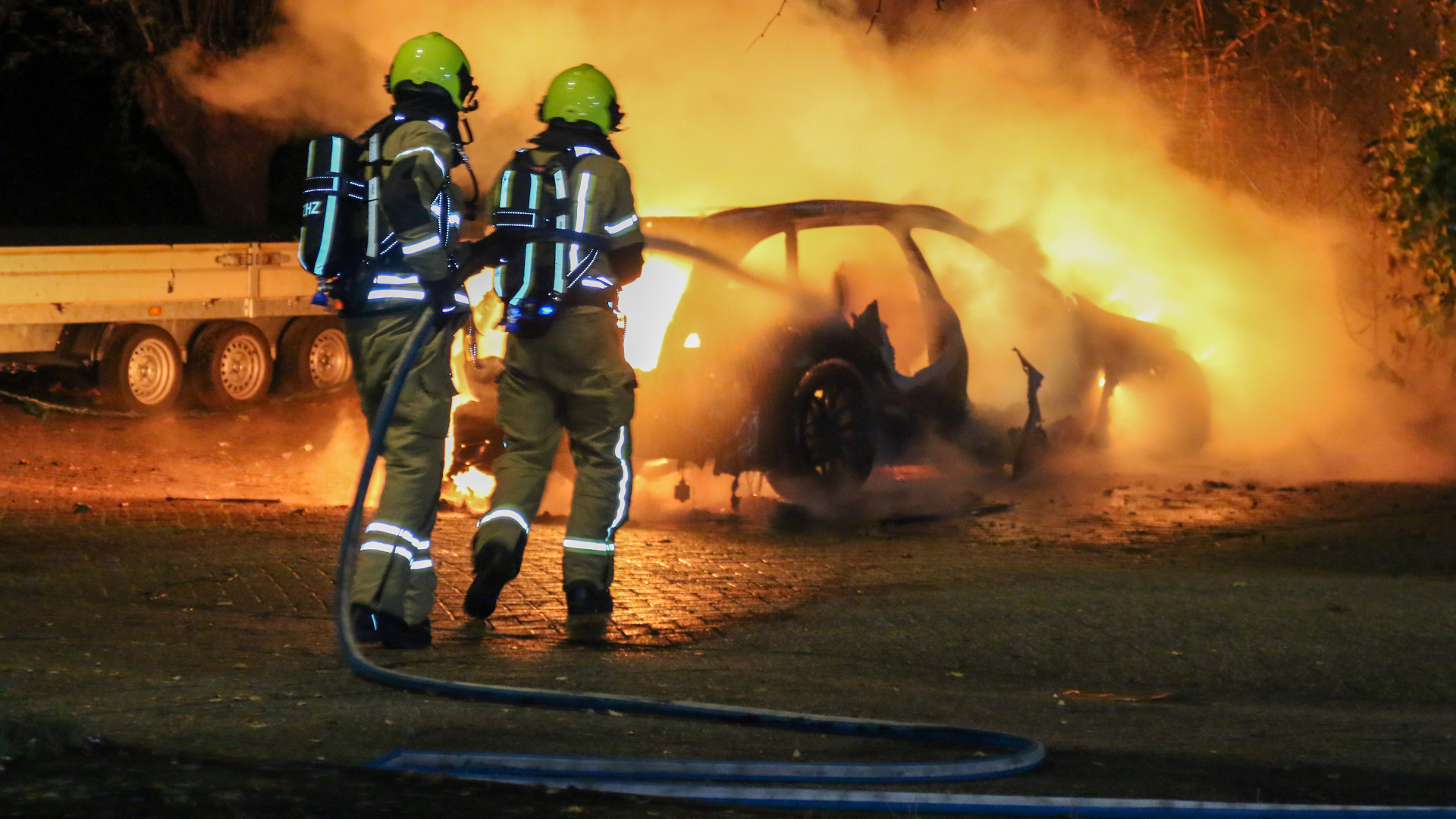 De auto ging in Hardinxveld-Giessendam volledig in vlammen op.