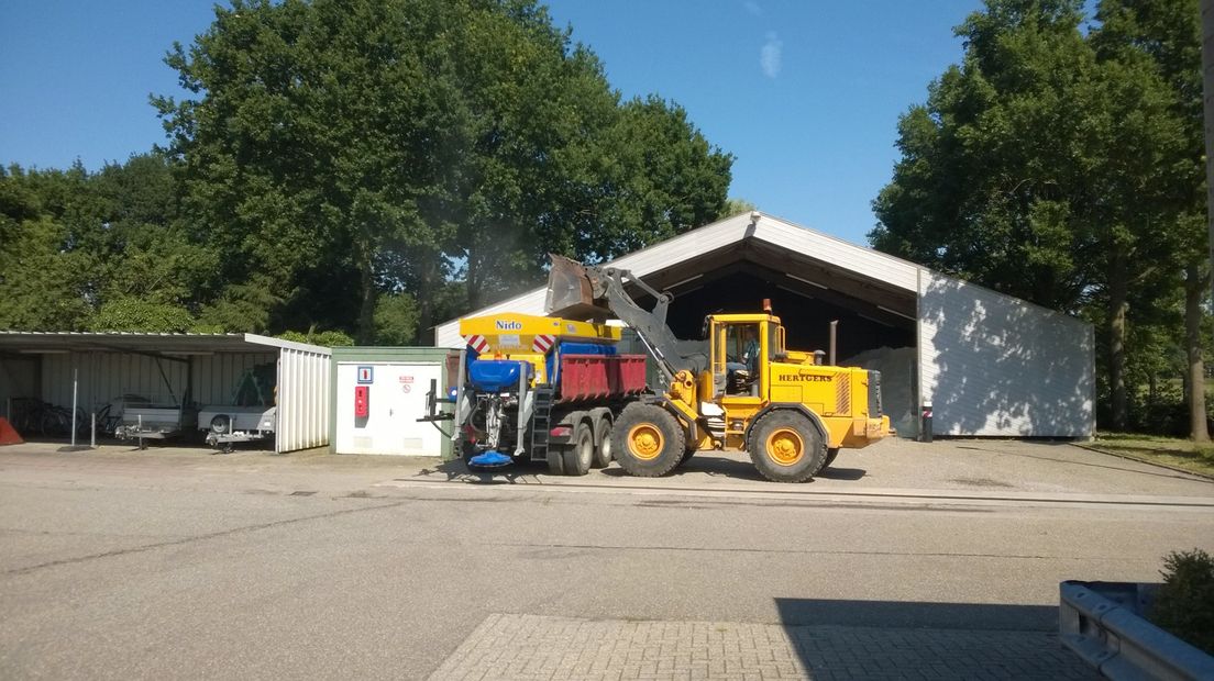 Het is met temperaturen van boven de 30 graden misschien het laatste wat u zou verwachten, maar de provincie Gelderland is woensdag begonnen met strooien van zout op diverse provinciale wegen.