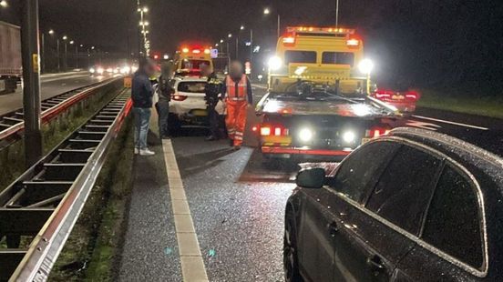 Ongeval bij Nieuw-Roden, 1 auto belandt op de kant in sloot. Ongeval bij Nieuw-Roden, 1 auto belandt op de kant in sloot.