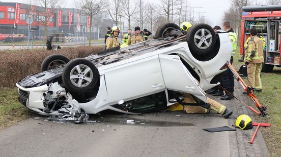 Auto slaat over de kop bij ongeluk. Auto slaat over de kop bij ongeluk.