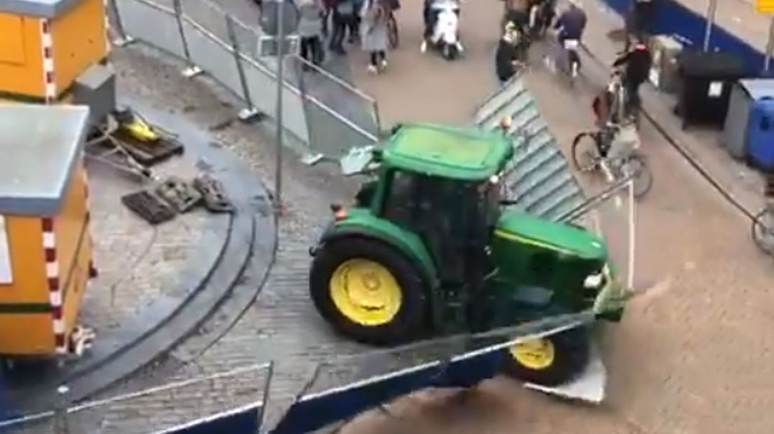 Een trekker reed tijdens de boerenprotesten dwars door een aantal hekken op de Vismarkt in Stad.