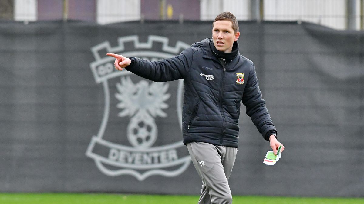 'Tim Bakens na vertrek bij PEC Zwolle aan de slag als hoofdtrainer in België'