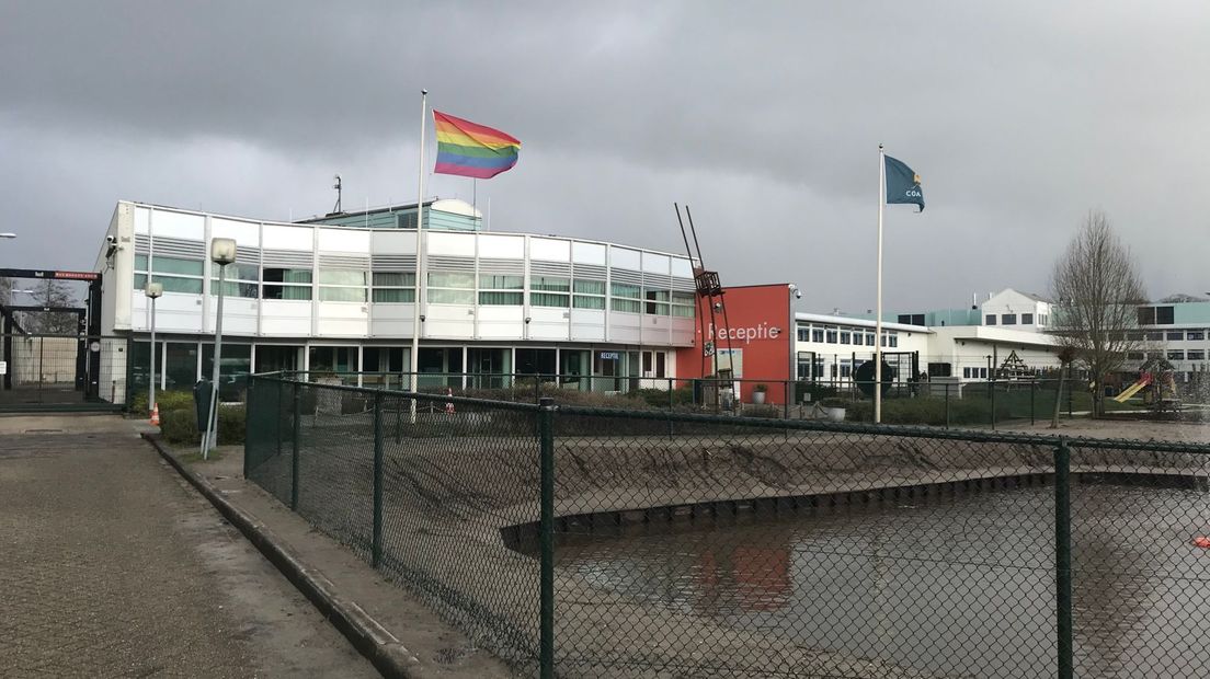 Bij het AZC in Hoogeveen hangt standaard de regenboogvlag uit.