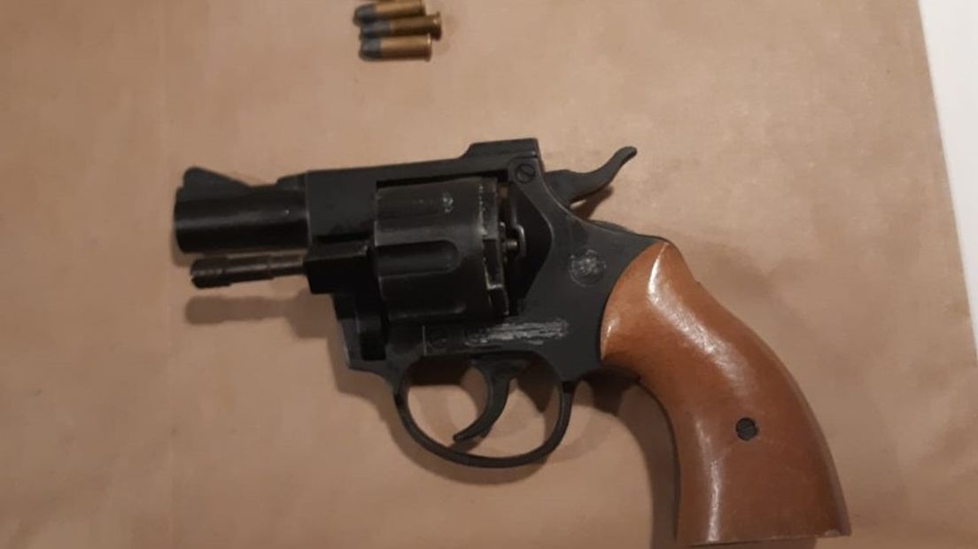 De revolver die in de woning werd gevonden