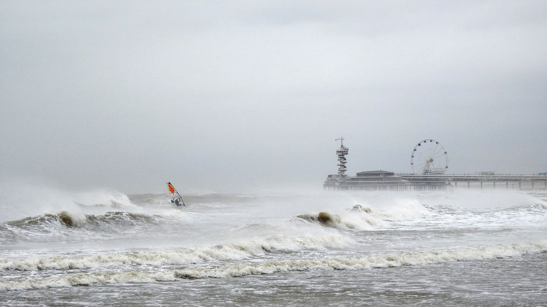 Stormachtig weer op Scheveningen