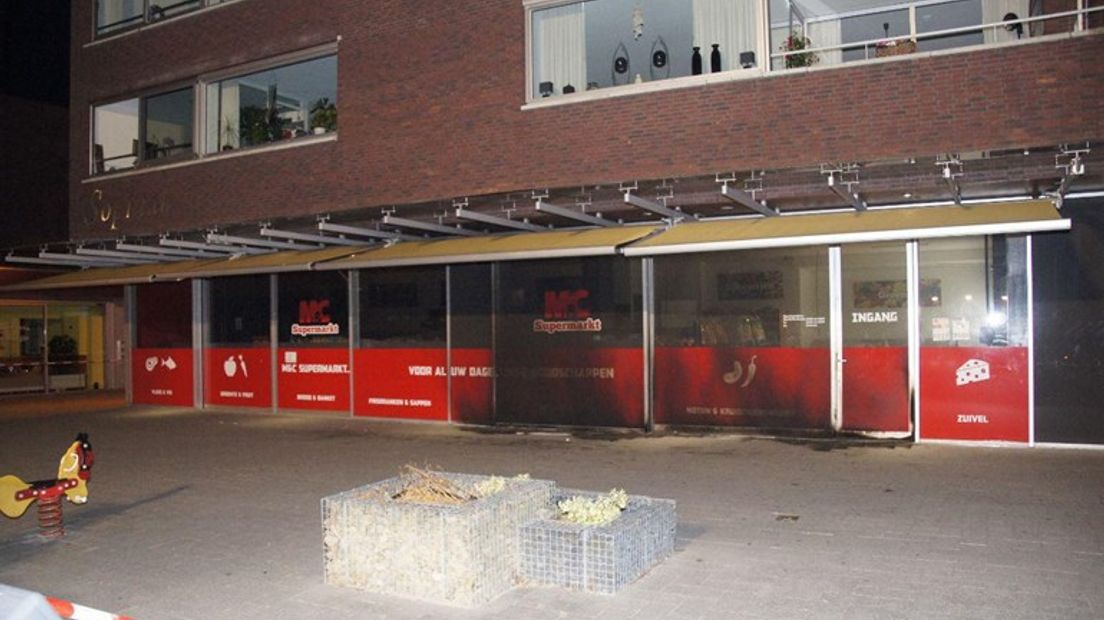 De supermarkt in Emmen waar brand werd gesticht (Rechten: Van Oost Media)