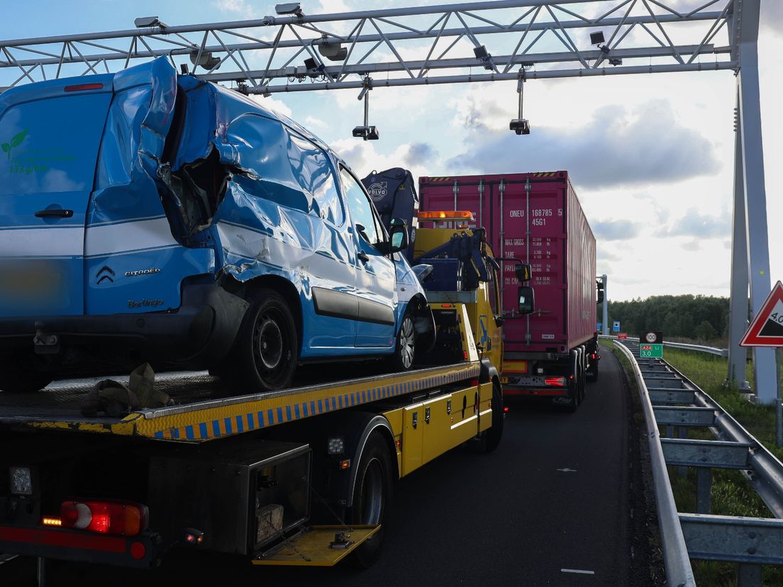 Flinke schade na ongeluk op de A24.
