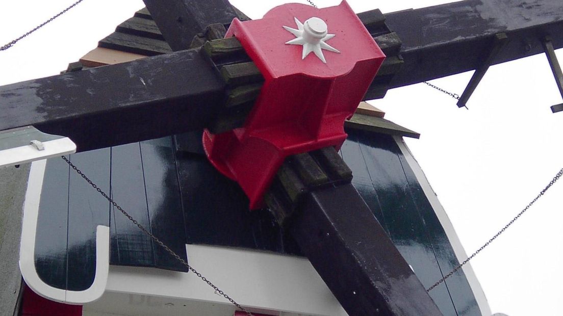 De wieken van molen De Fortuin in Hattem staan voorlopig stil. Dat komt doordat het ijzer bij de askop ernstig is aangetast.