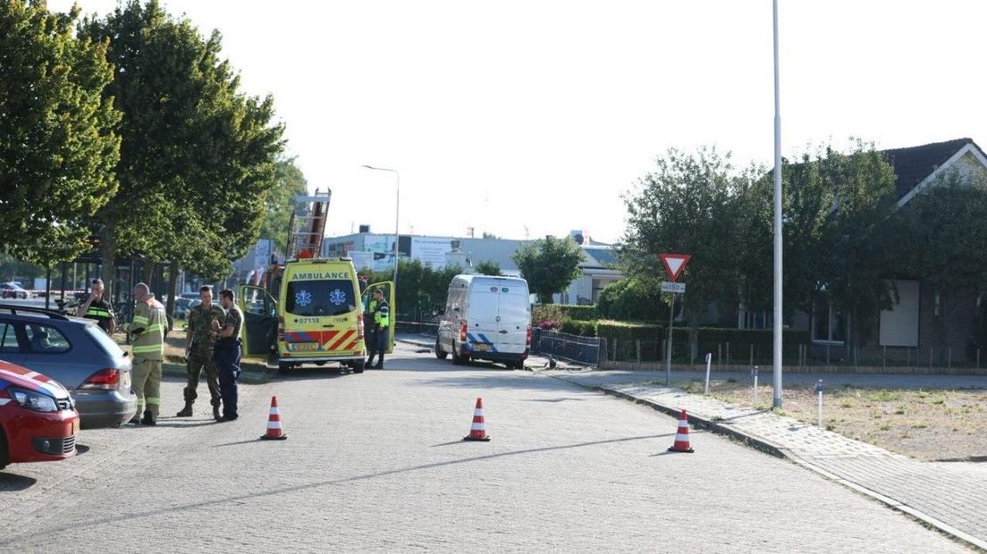 De omgeving van de woning in Huissen is ruim afgezet.