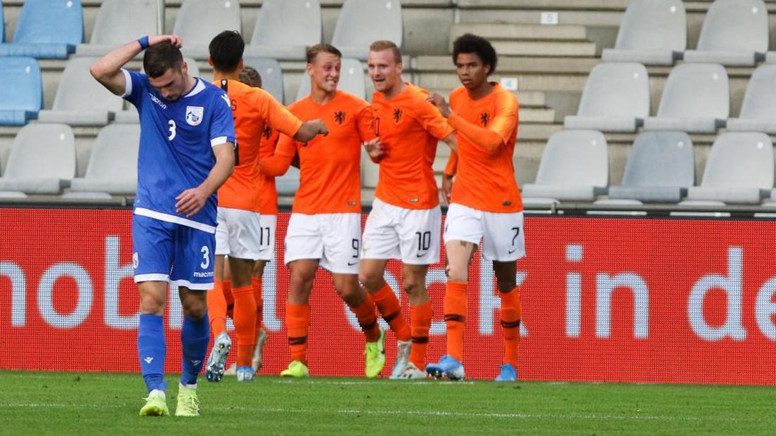 Kaj Sierhuis (9) spelend voor Jong Oranje