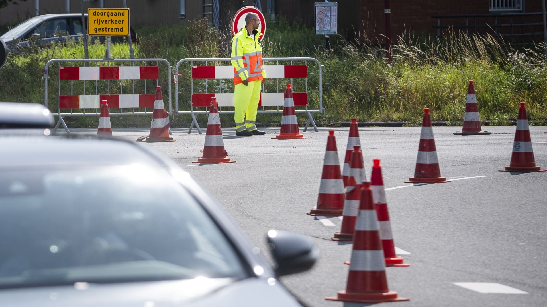 Verkeersregelaars uitgescholden, mishandeld en van sokken gereden: 'Schandalig, geen woorden voor'