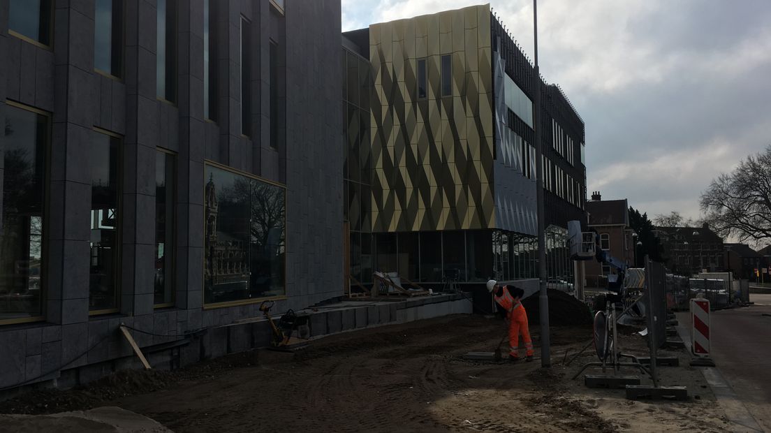 Dat de bouw van het cultuurcentrum Westluidense Poort zijn voltooiing nadert wordt deze dagen duidelijk zichtbaar. Op dit moment worden de goudkleurige gevelplaten geplaatst aan het nieuwe pand.