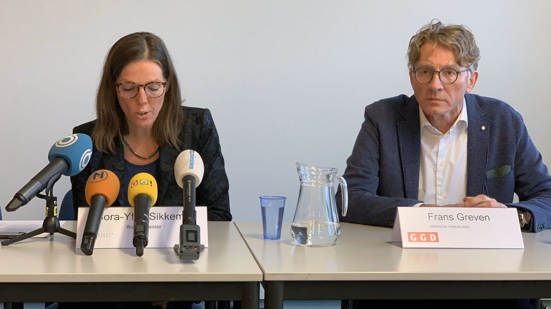 Burgemeester Cora-Yfke Sikkema tijdens de persconferentie