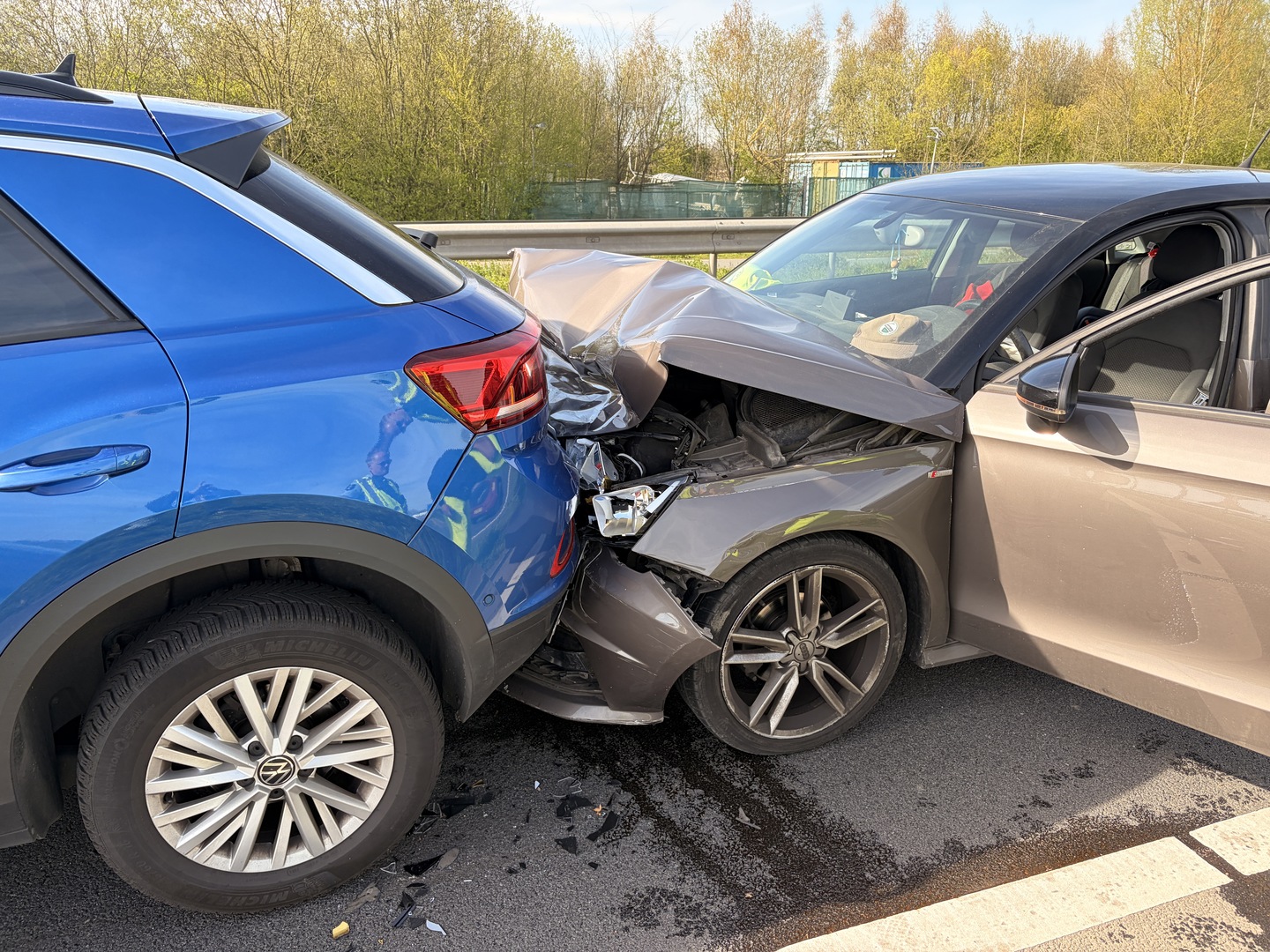 Vooral de achterste auto liep flinke schade op.