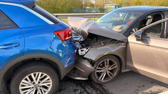 Flinke schade na kop-staartbotsing | Vrouw naar ziekenhuis na aanrijding. Flinke schade na kop-staartbotsing | Vrouw naar ziekenhuis na aanrijding.