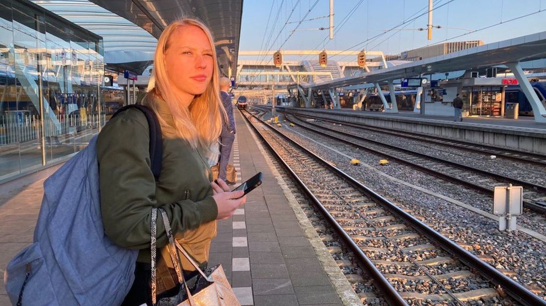 Deze vrouw op Arnhem Centraal is blij dat het mondkapje in het ov af mag.