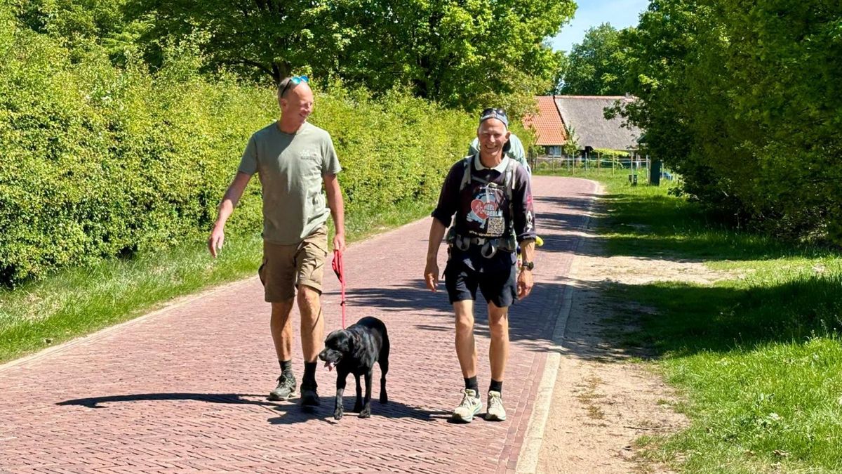 Frank (65) loopt door heel Nederland na grote persoonlijke verliezen