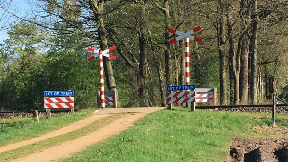 De automobilist die woensdagavond om het leven kwam bij een aanrijding met een trein bij Aalten, is een 19-jarige inwoner van dat dorp. Dat bevestigt de politie. ProRail sluit de overweg af voor auto's, meldt de spoorbeheerder.