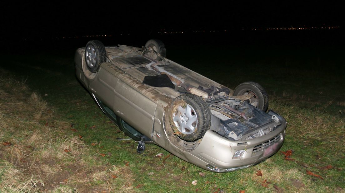 Auto rijdt van dijk Nieuw-Namen, bestuurder bekneld (video)