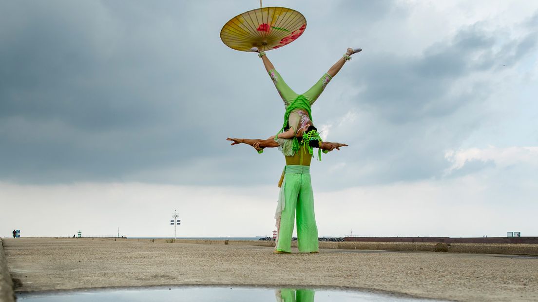 Acrobaten China National Acrobatic Troupe oefenen op Scheveningen 