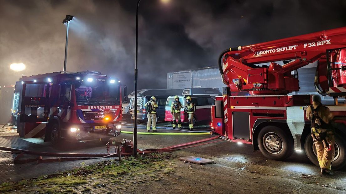 In Dalfsen woedt een grote brand in een bedrijfspand vol campers.