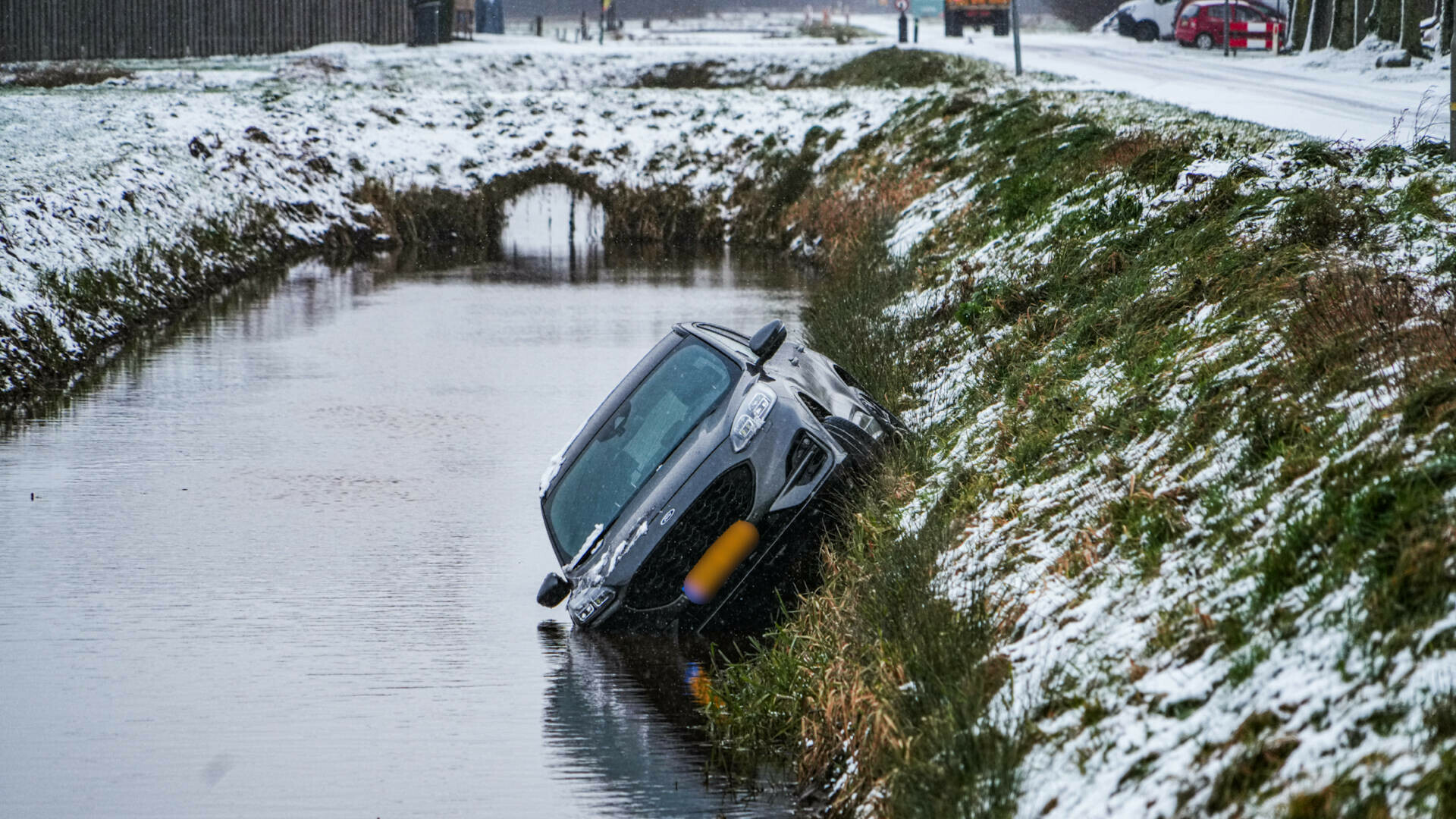 Auto glijdt in sloot Valthermond, blikschade op andere plekken