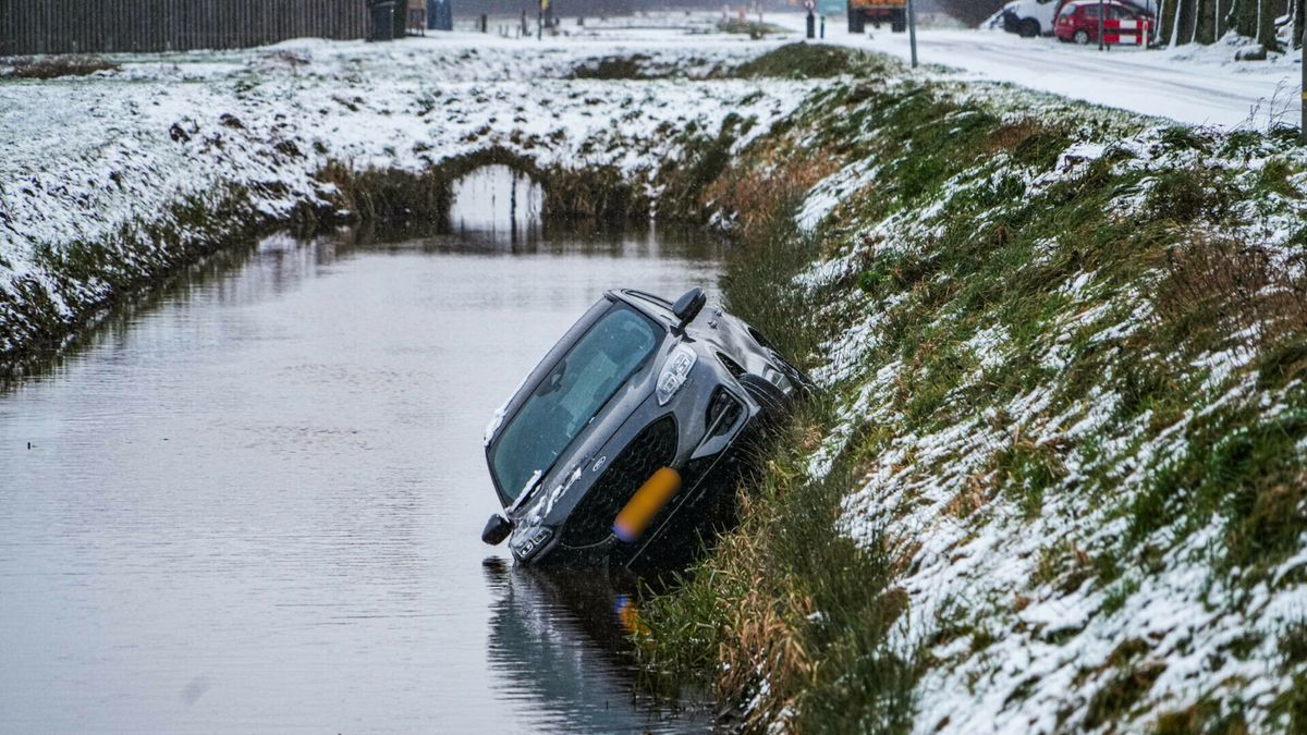 Auto glijdt in sloot Valthermond, blikschade op andere plekken