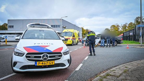 Fietser naar ziekenhuis • bestelbusjes botsen