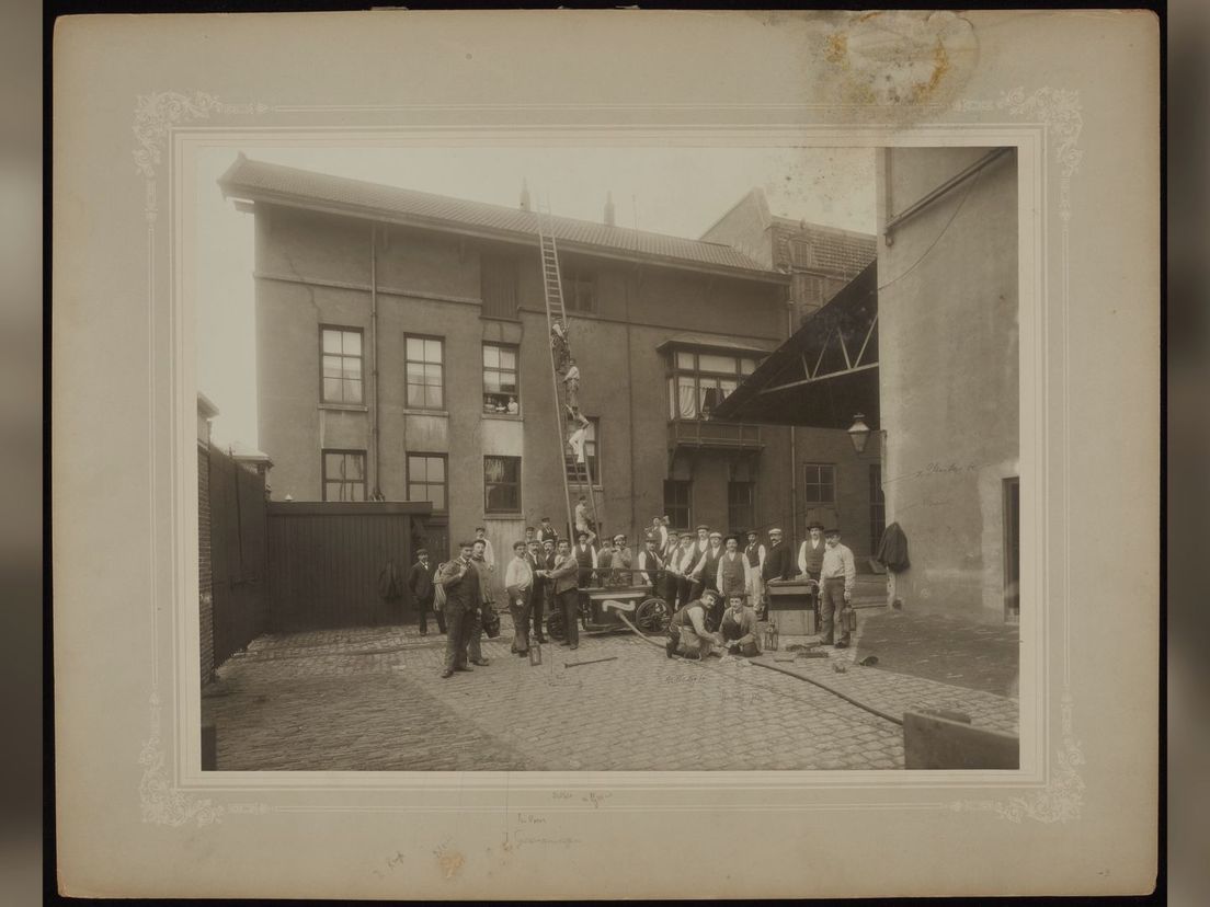 Personeel brouwerij bij het huis van de brouwmeester op het terrein van de brouwerij (1902)