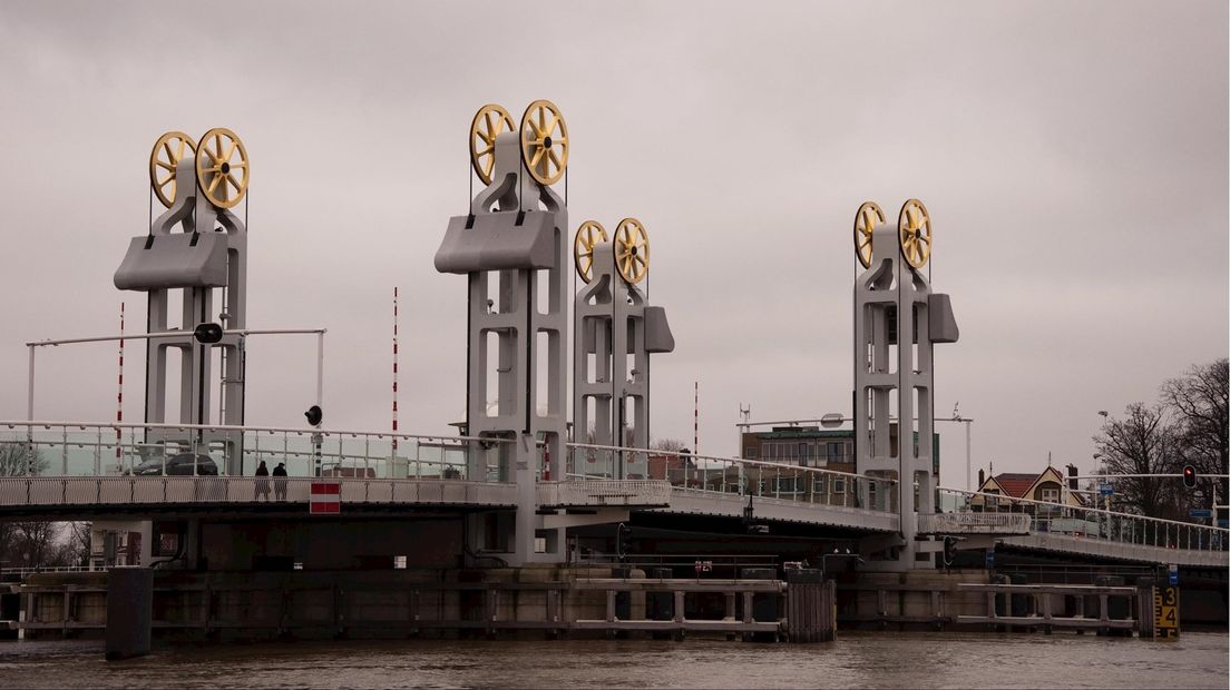 Stadsbrug Kampen afgesloten voor alle verkeer door storing