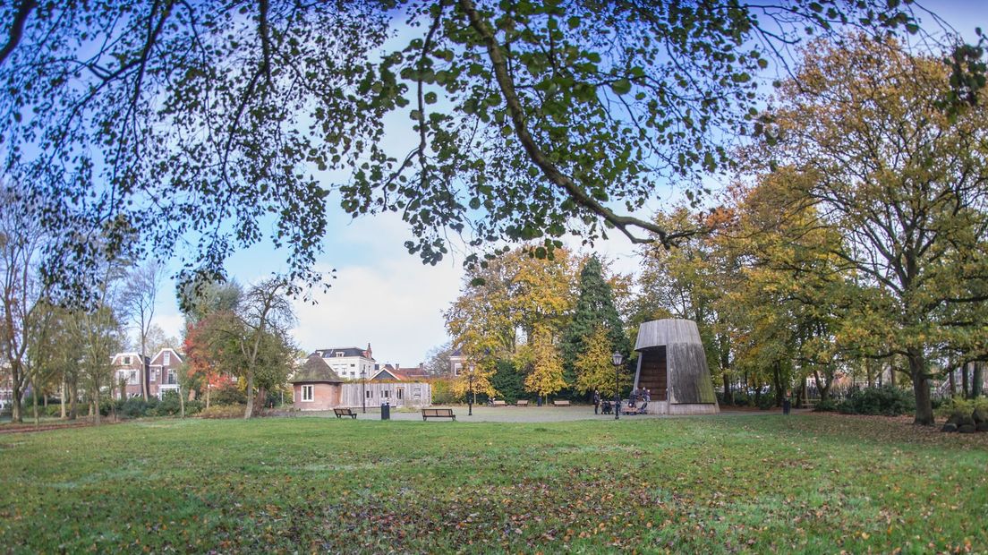 Bij gebrek aan een eigen plek in Assen hangen jongeren vaak rond in de Gouverneurstuin (Rechten: RTV Drenthe / Kim Stellingwerf)