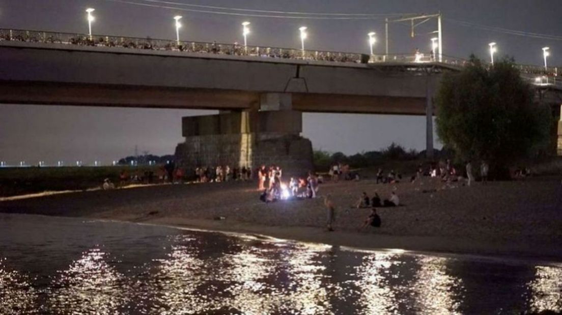 Een Waalstrand voor de invoering van de avondklok.