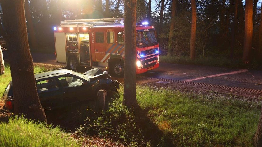 Auto botst tegen boom in Heino, geen gewonden