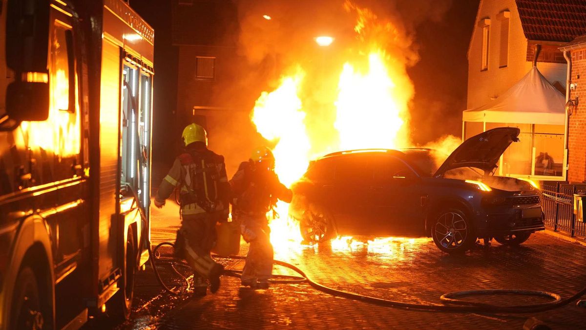 Stekkerauto vliegt in brand na opladen in Hunsel