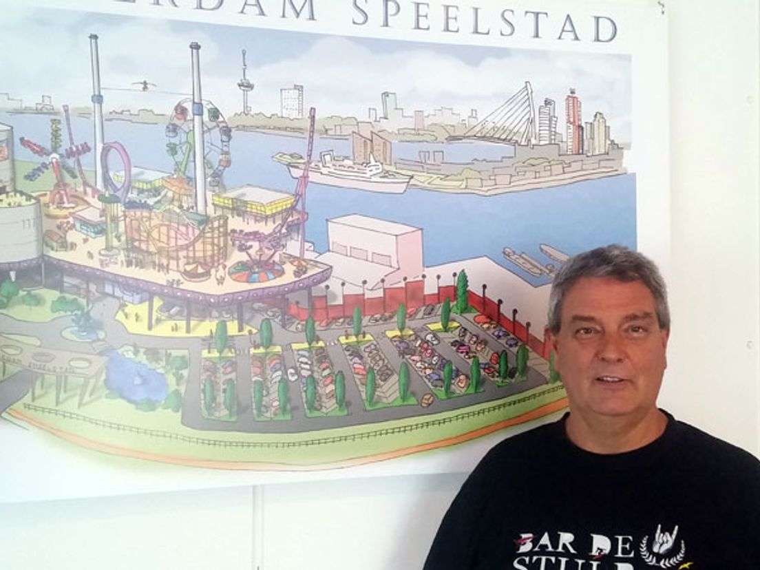 Dick den Haan bij de tekening van Speelstad Rotterdam